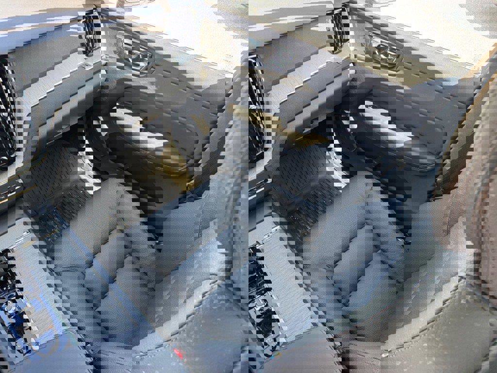 Certified 2025 Volvo XC60 B5 Plus w/ Protection Package Premier image 17