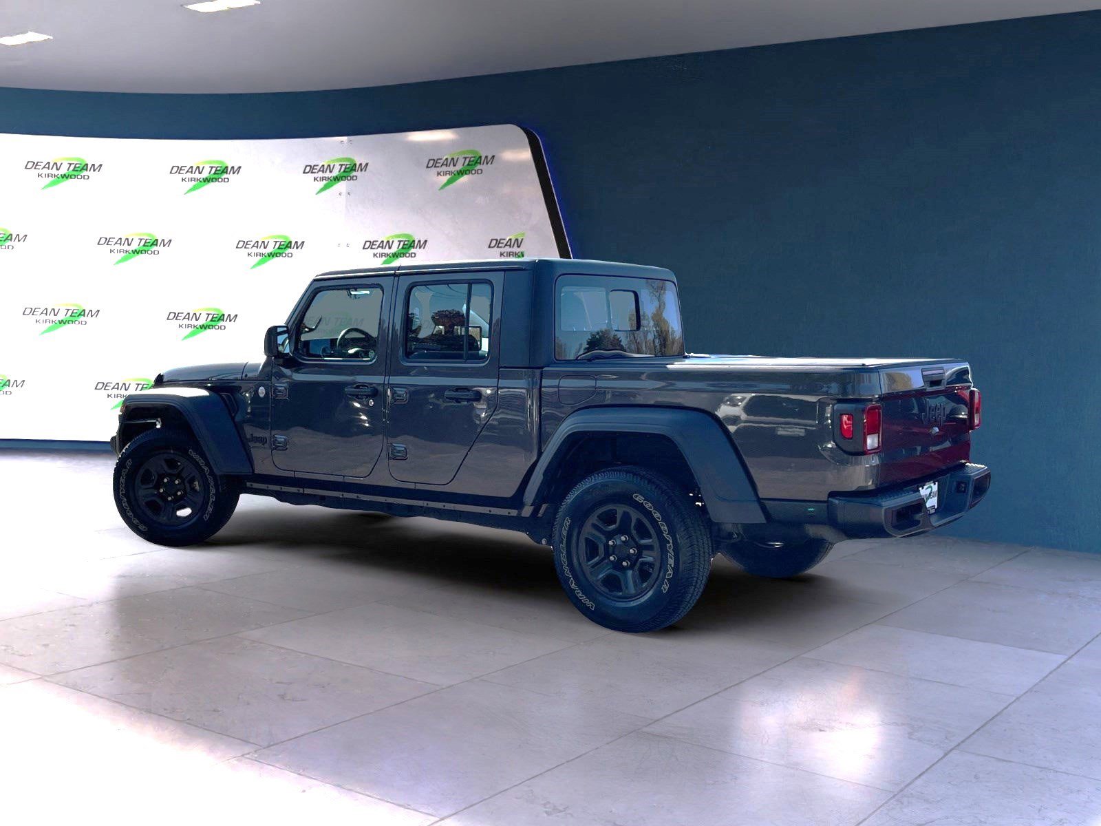 Used 2020 Jeep Gladiator Sport image 4