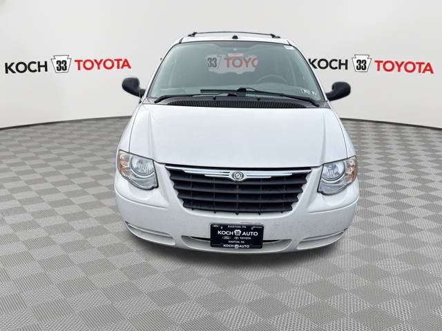 Used 2005 Chrysler Town & Country Touring image 2