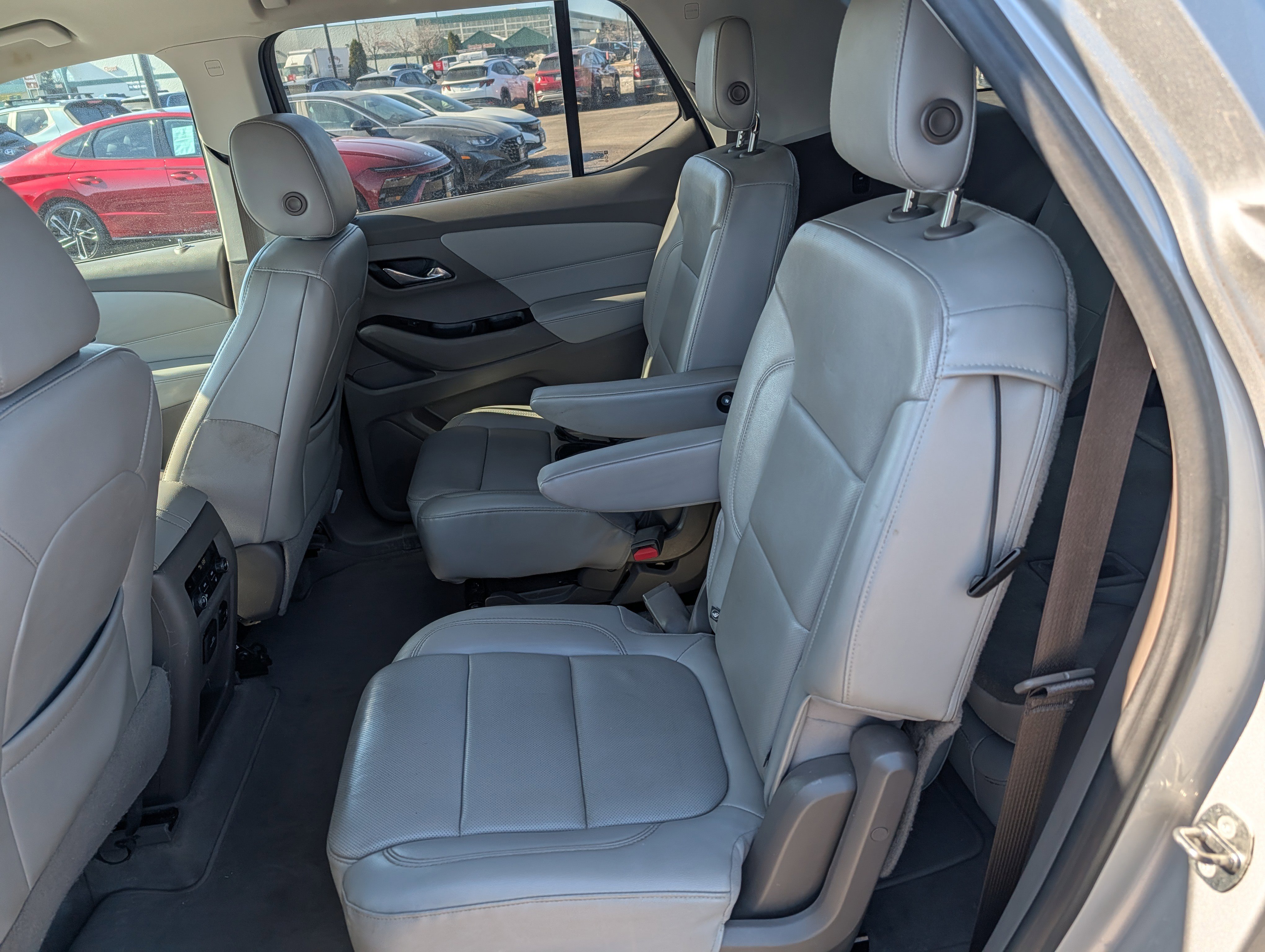Used 2018 Chevrolet Traverse Premier image 12