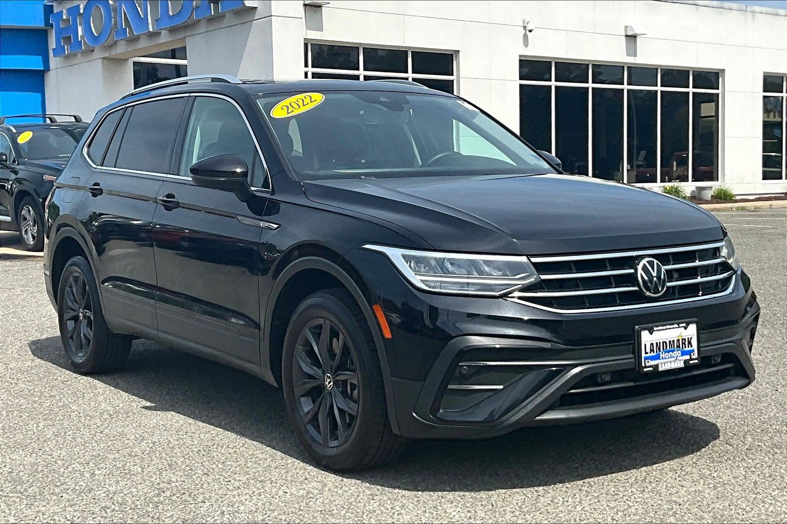 Used 2022 Volkswagen Tiguan SE w/ Panoramic Sunroof Package AWD/4WD image 11