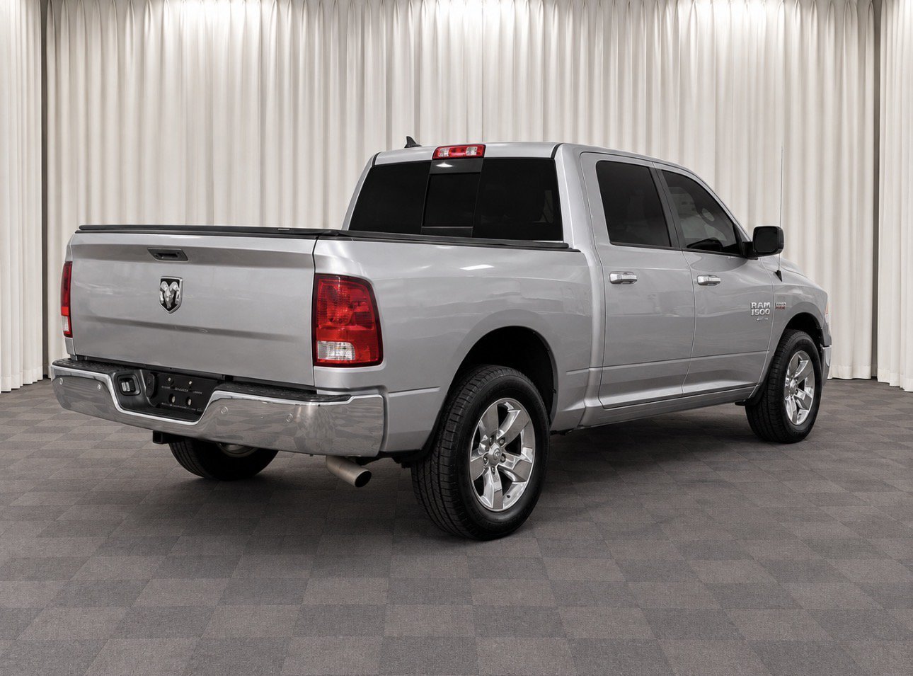 Used 2019 RAM 1500 Classic SLT w/ Luxury Group AWD/4WD image 3