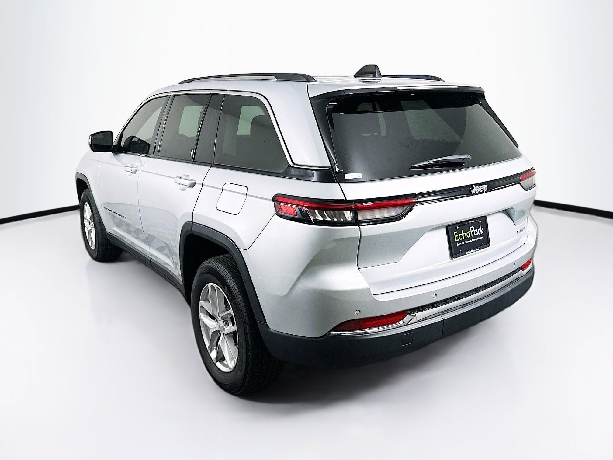 Used 2023 Jeep Grand Cherokee Laredo image 5