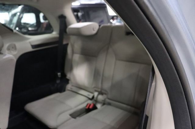 Used 2019 Land Rover Discovery SE image 16