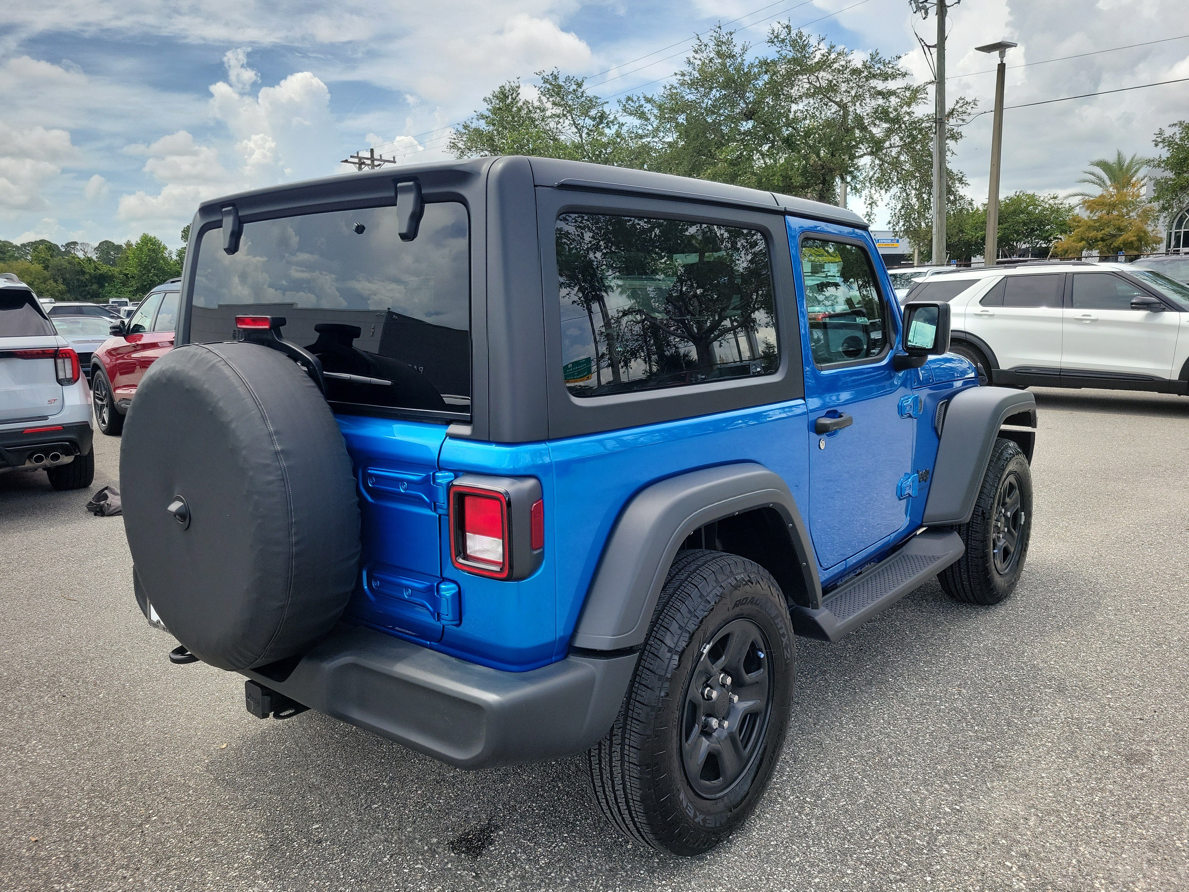 Used 2025 Jeep Wrangler Sport AWD/4WD image 3