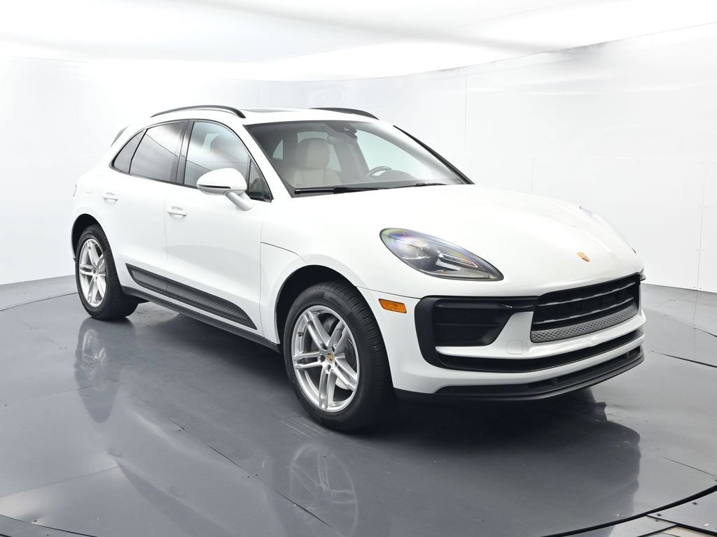 Certified 2022 Porsche Macan AWD/4WD image 17