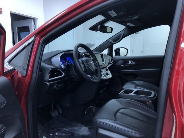 Used 2025 Chrysler Pacifica Select image 11