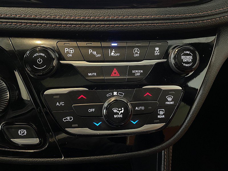 Used 2025 Chrysler Pacifica Pinnacle FWD image 19