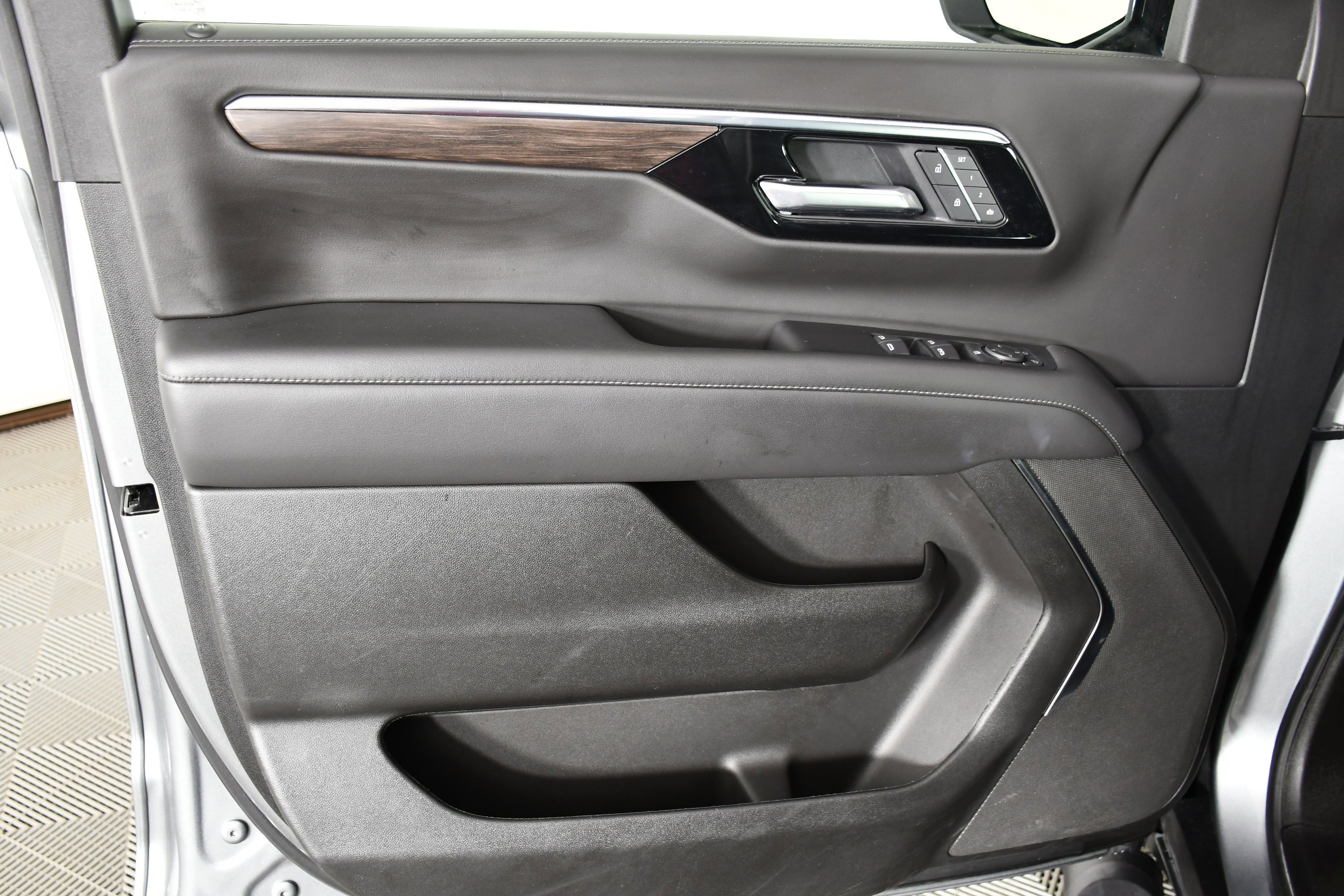 Used 2025 Chevrolet Tahoe Z71 AWD/4WD image 21