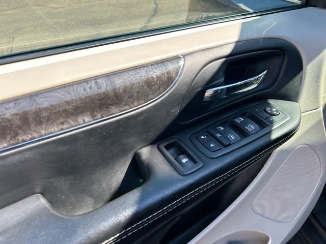 Used 2015 Chrysler Town & Country Touring w/ Driver Convenience Group image 28