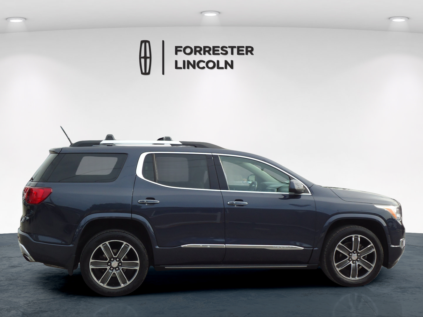 Used 2018 GMC Acadia Denali w/ Technology Package AWD/4WD image 2
