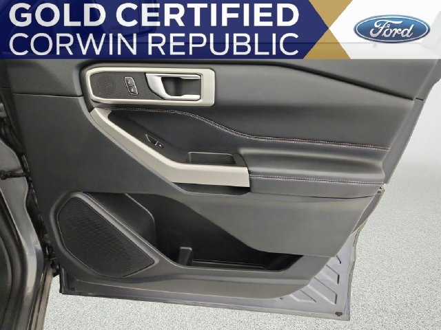 Used 2022 Ford Explorer XLT w/ Equipment Group 202A AWD/4WD image 32
