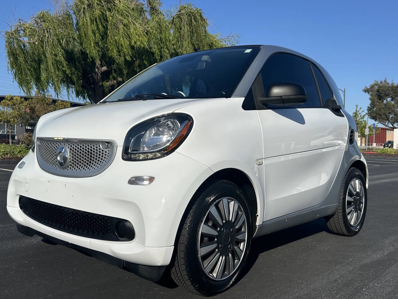 Used 2017 smart fortwo pure RWD image 1