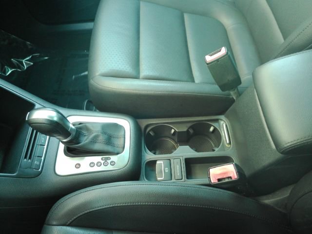 Used 2011 Volkswagen Tiguan SE image 37