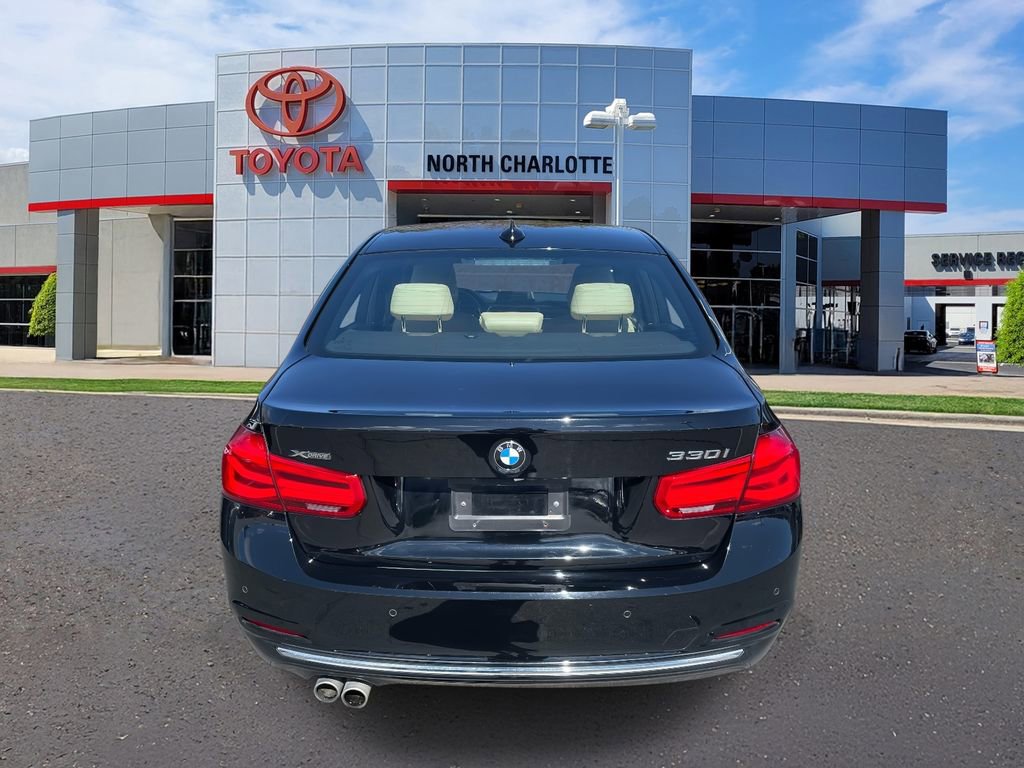 Used 2018 BMW 330i xDrive Sedan w/ Convenience Package image 9