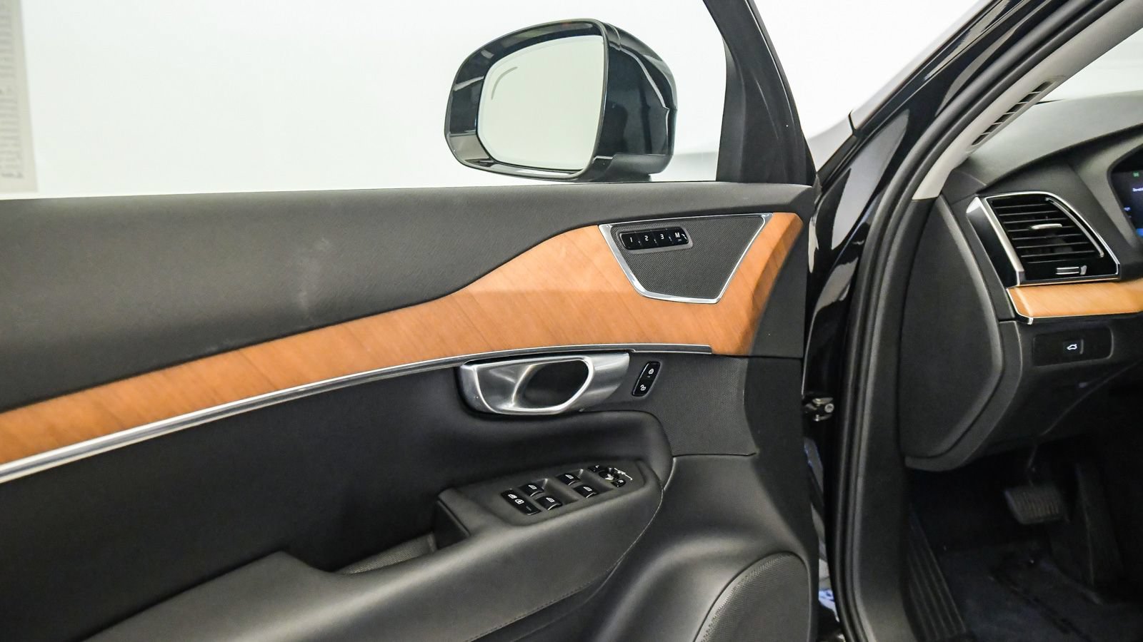 Certified 2024 Volvo XC90 B6 Plus w/ Protection Package Premier AWD/4WD image 25