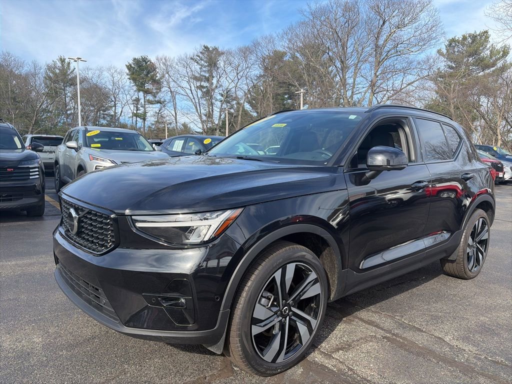 Used 2025 Volvo XC40 B5 Plus image 3