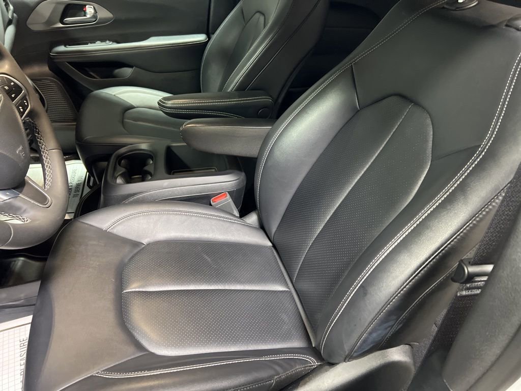 Used 2025 Chrysler Pacifica Select image 21