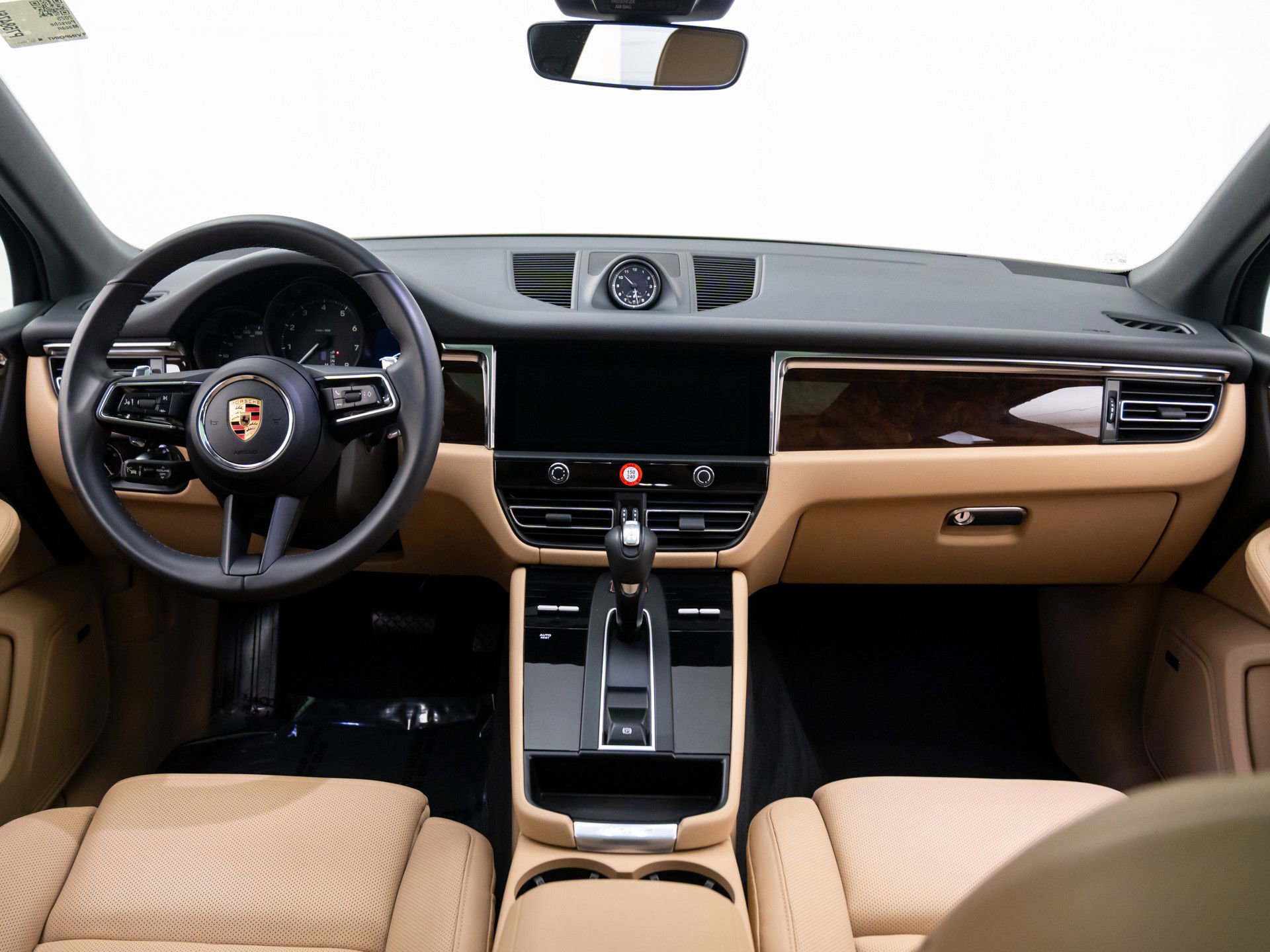 Certified 2025 Porsche Macan image 11