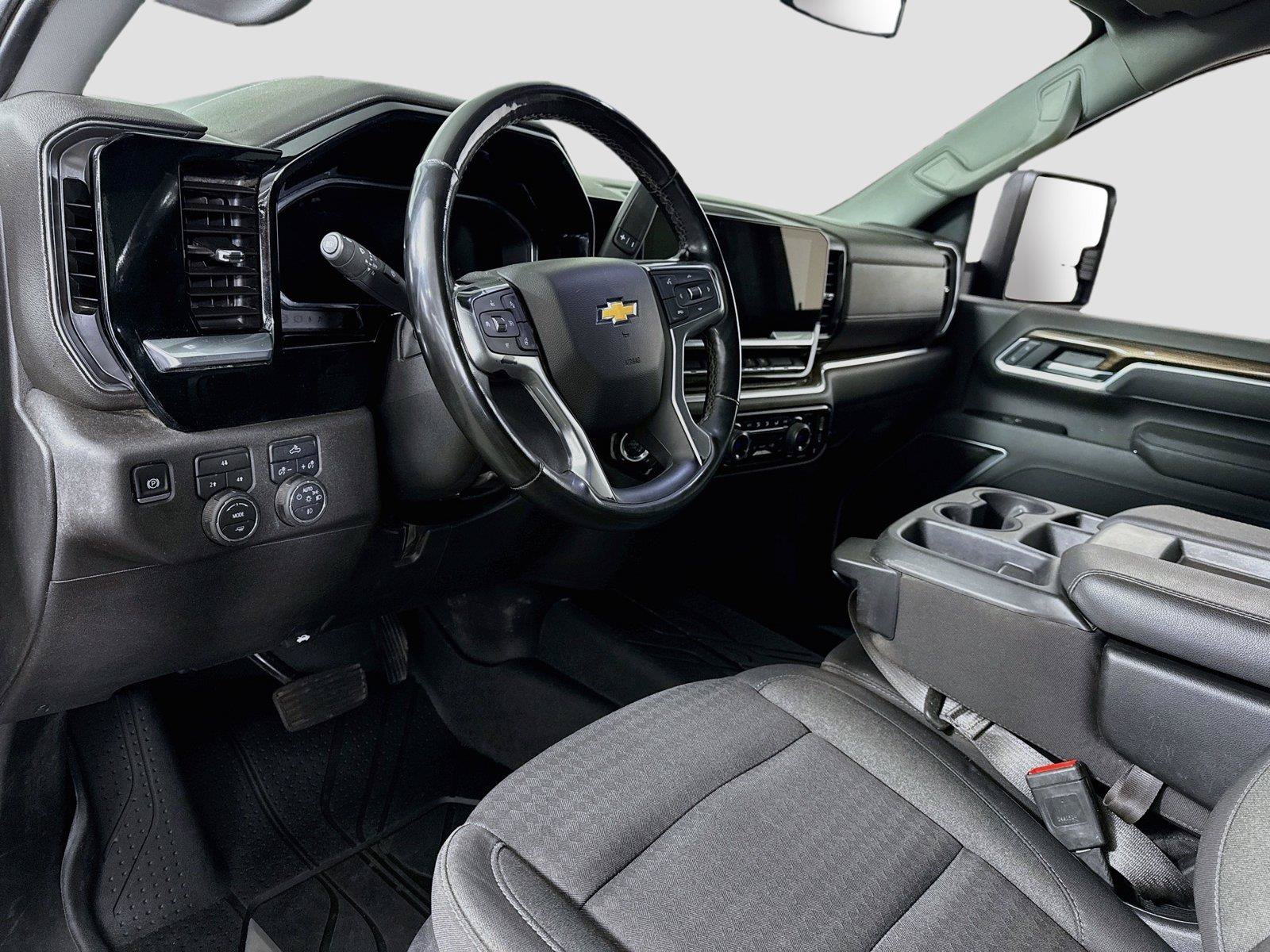 Used 2026 Chevrolet Silverado 2500 LT w/ Convenience Package AWD/4WD image 3