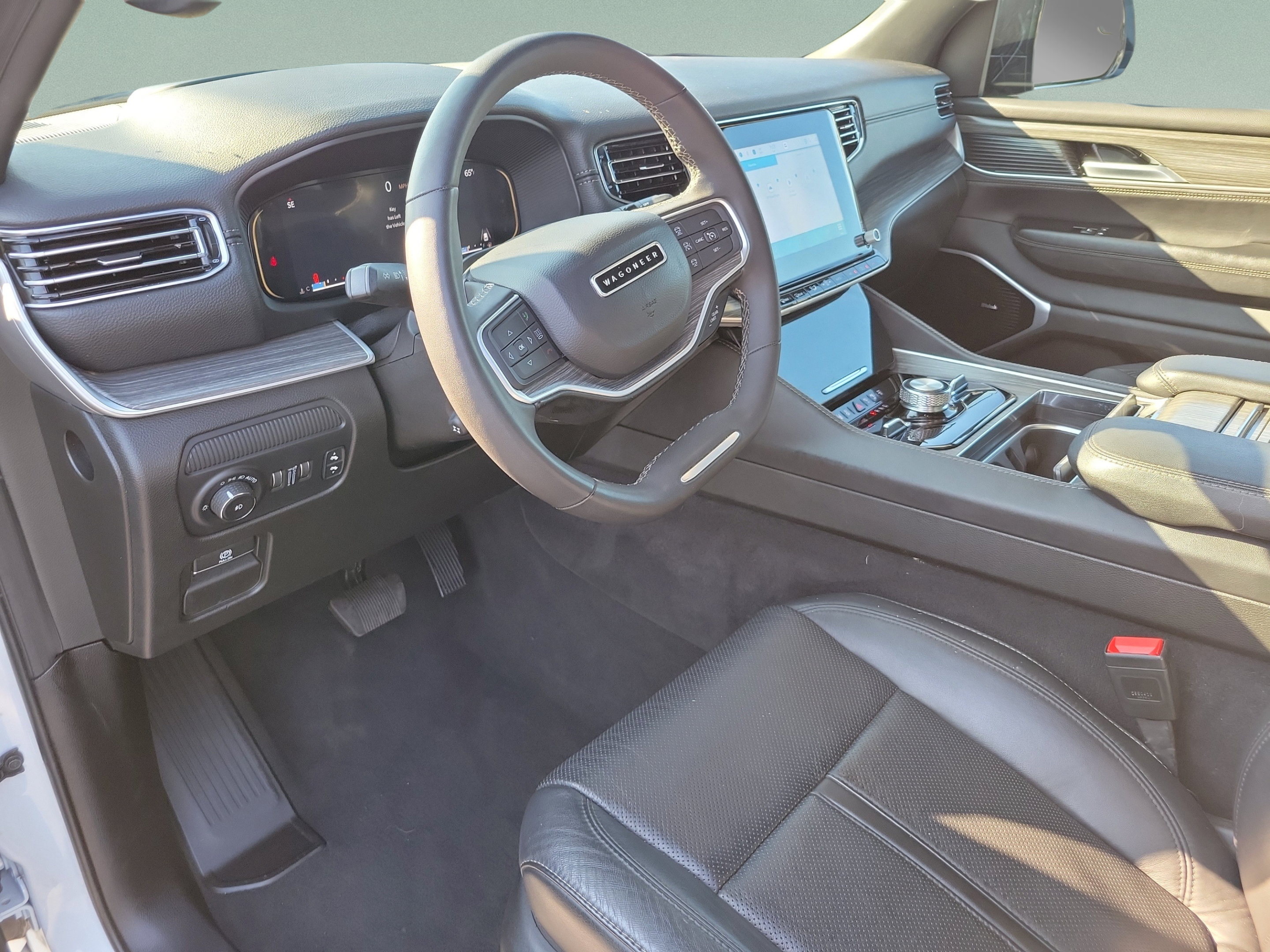 Used 2024 Jeep Wagoneer L Series III w/ Premium Group I AWD/4WD image 16