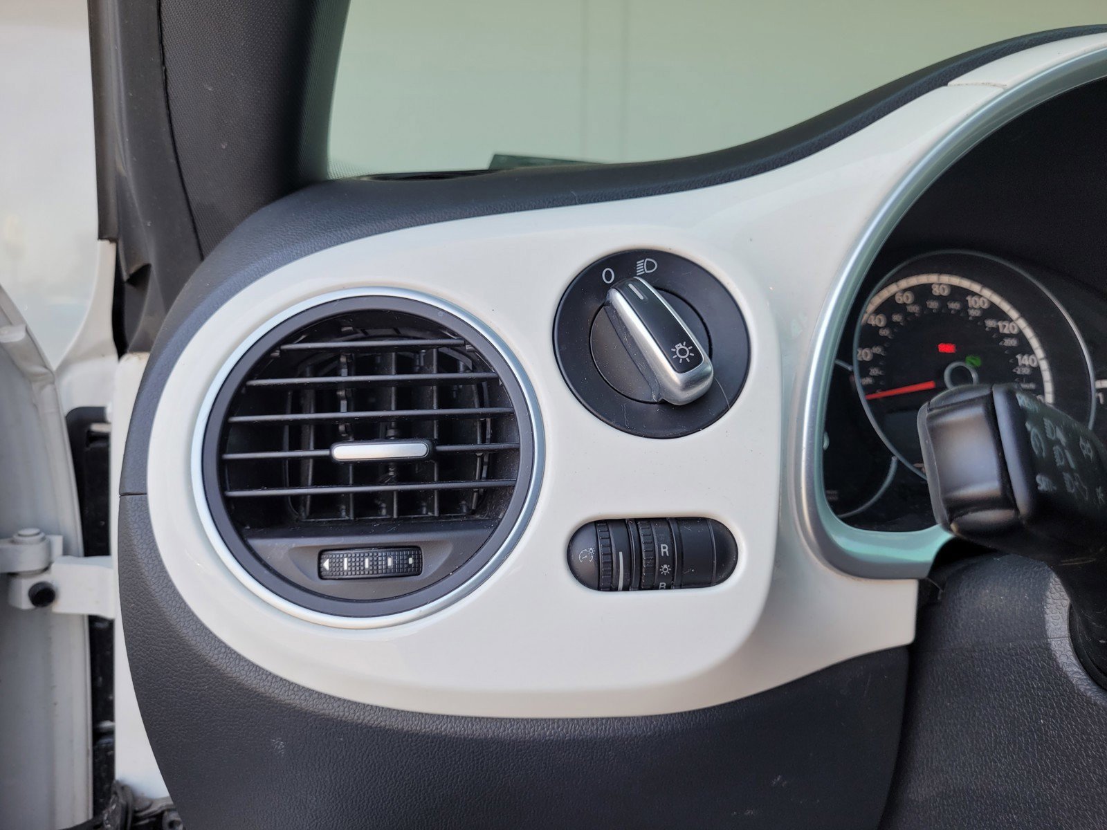 Used 2014 Volkswagen Beetle 2.5 FWD image 25
