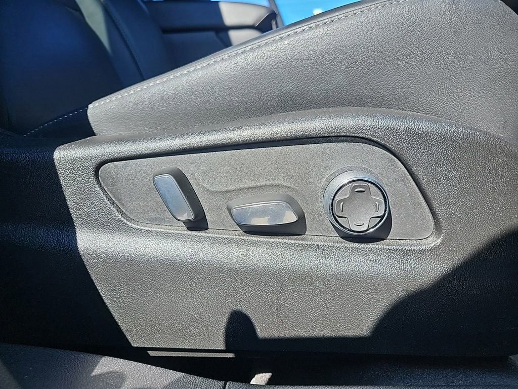 Used 2025 Cadillac XT4 Premium Luxury image 33