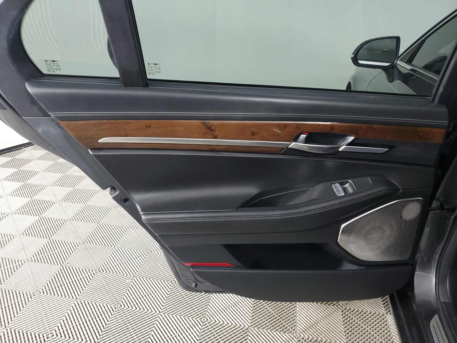 Used 2017 Genesis G90 3.3T Premium image 24