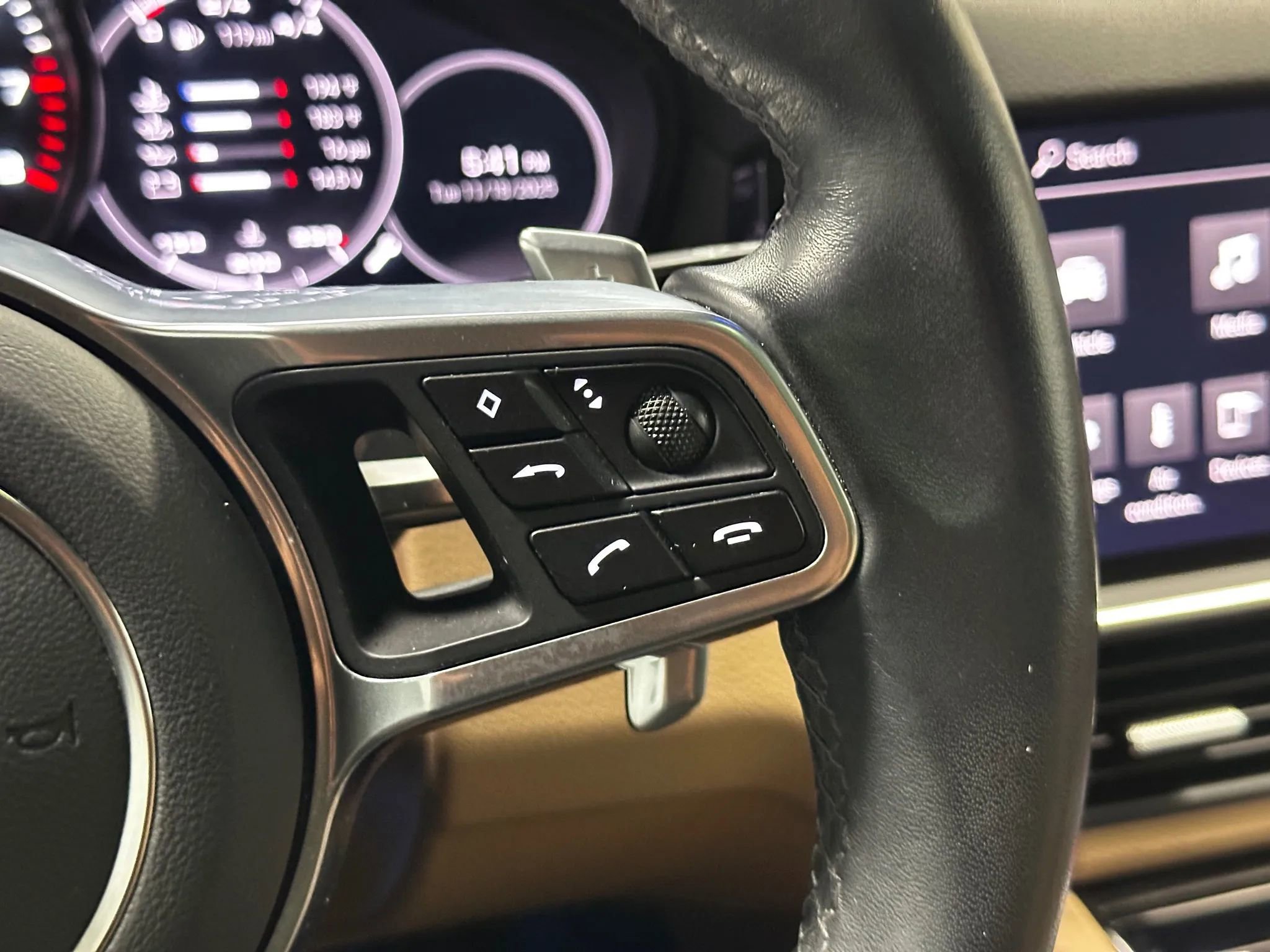 Used 2022 Porsche Cayenne Sport Utility 4D image 33