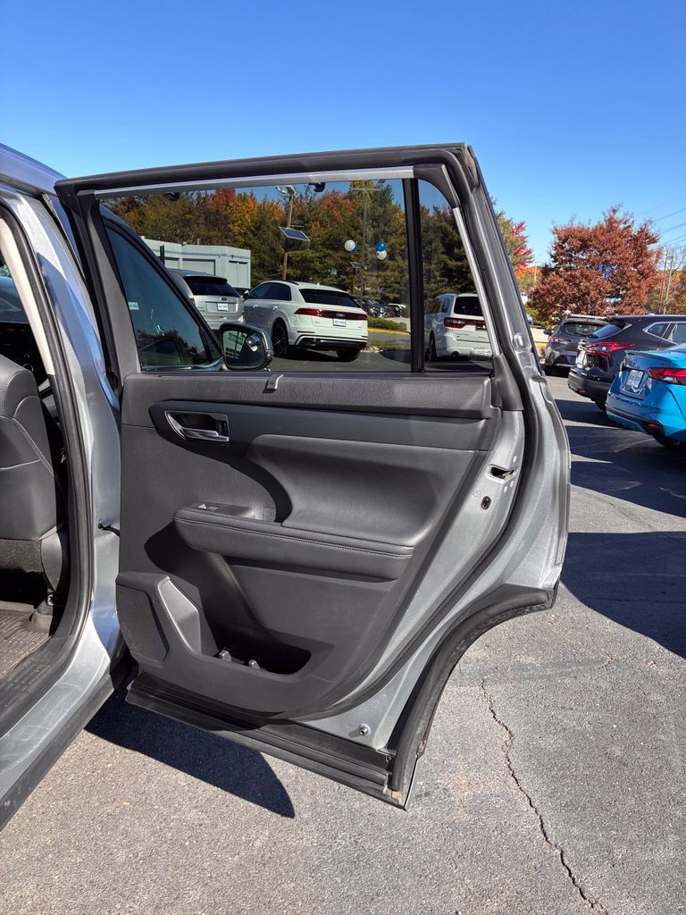 Used 2021 Toyota Highlander XLE AWD/4WD image 23