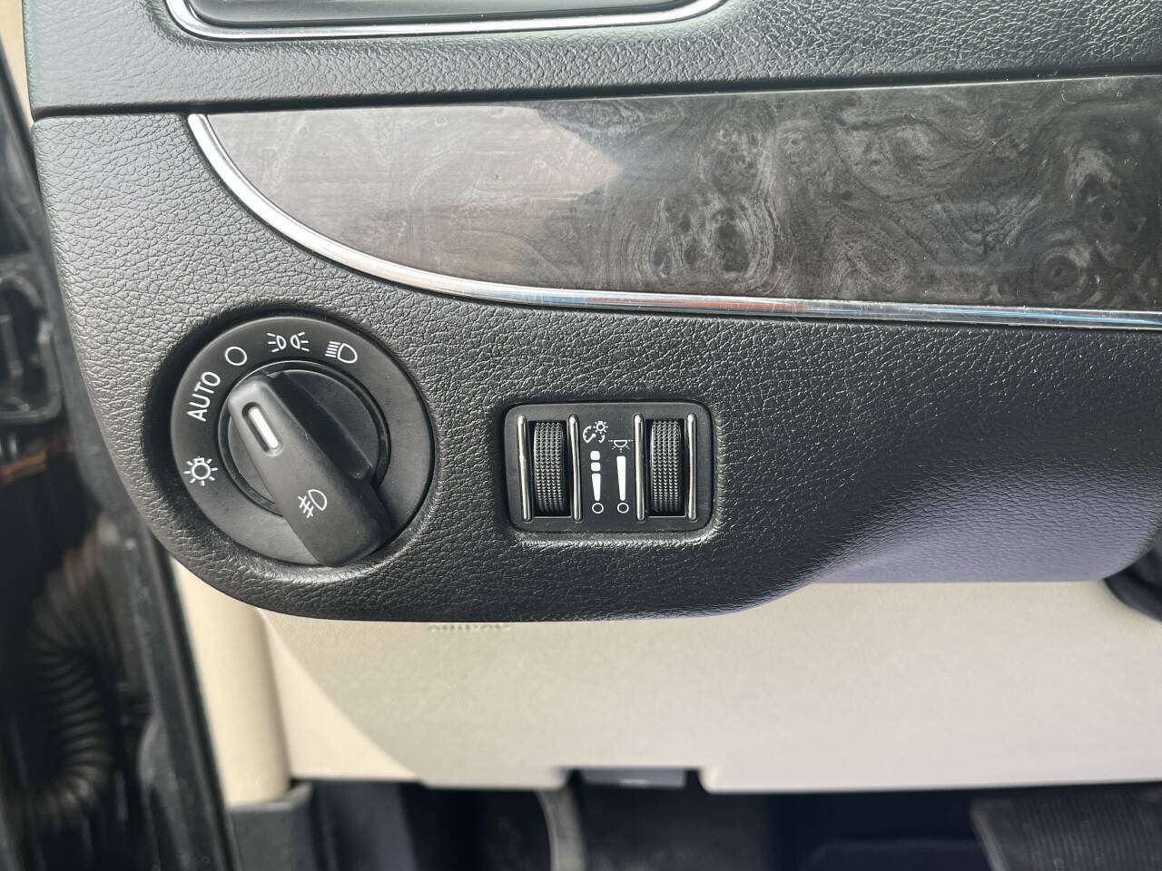 Used 2012 Chrysler Town & Country Limited w/ Luxury Group FWD image 21