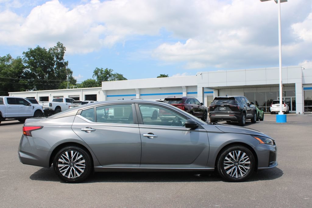Used 2024 Nissan Altima 2.5 SV FWD image 11