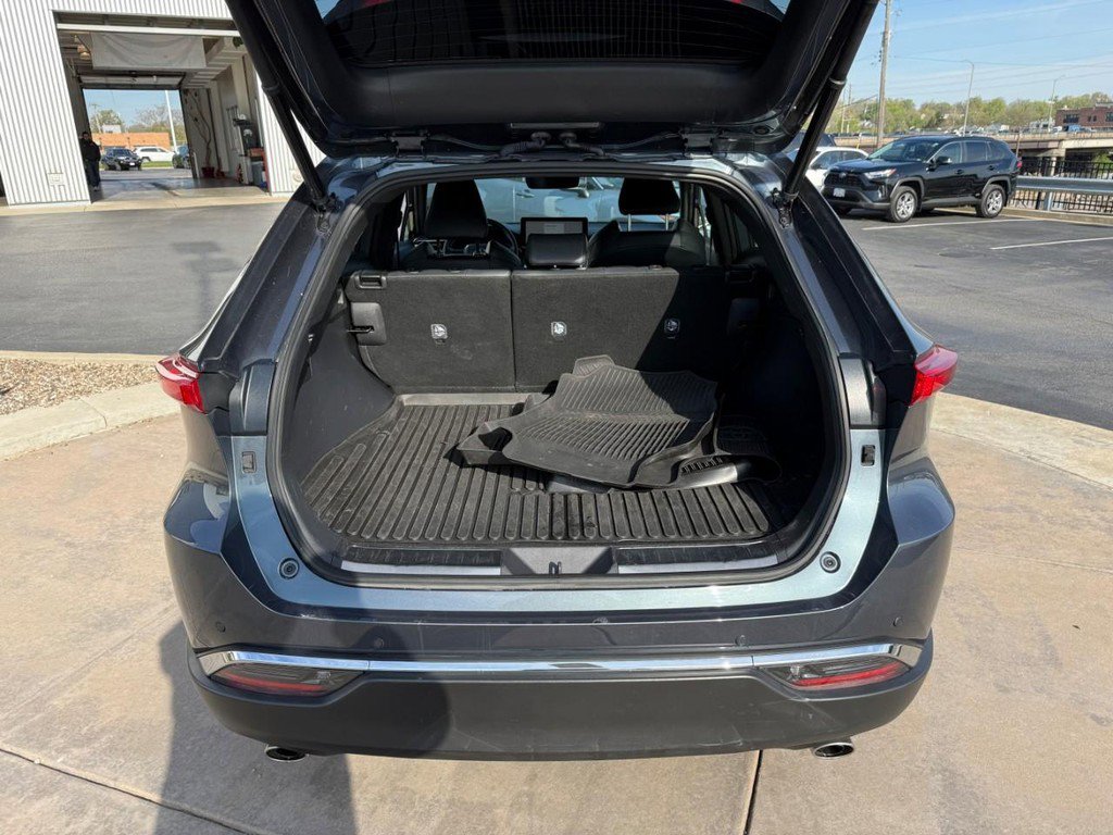 Used 2023 Toyota Venza XLE image 8