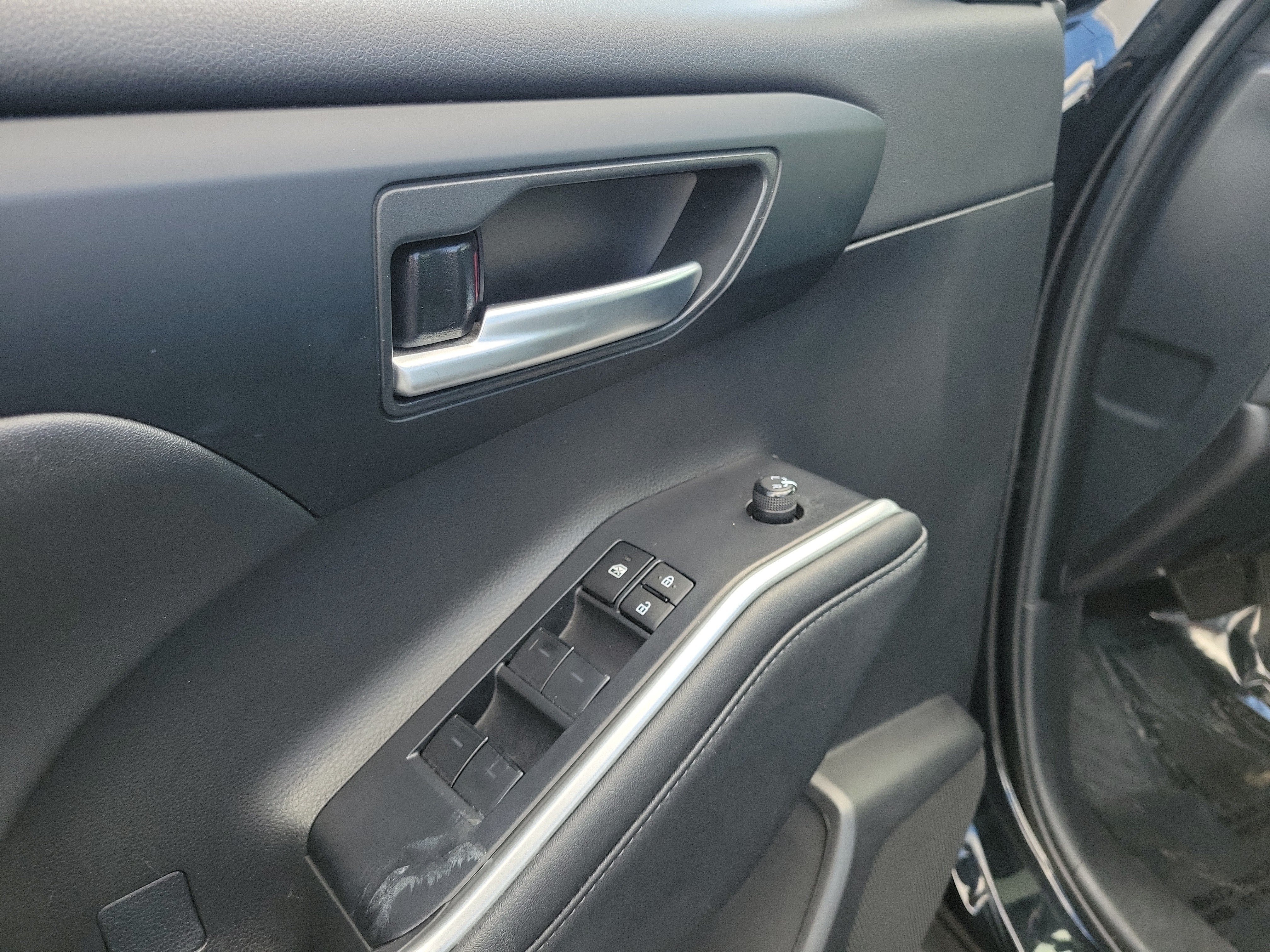 Used 2024 Toyota Highlander XLE FWD image 23