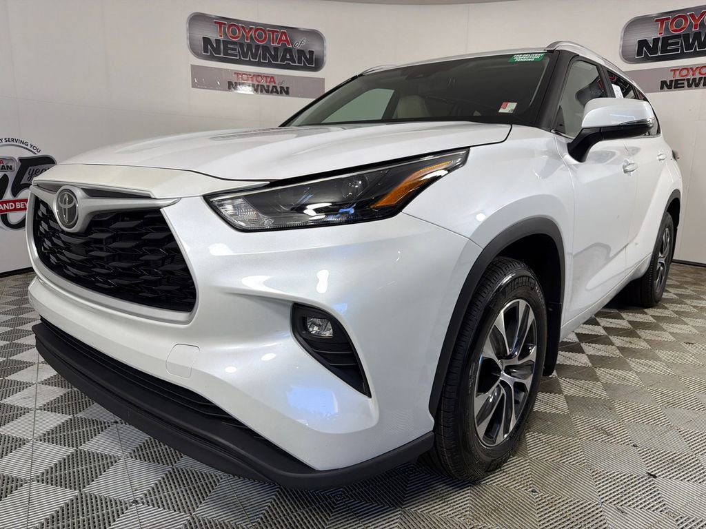 Used 2025 Toyota Highlander XLE AWD/4WD image 8