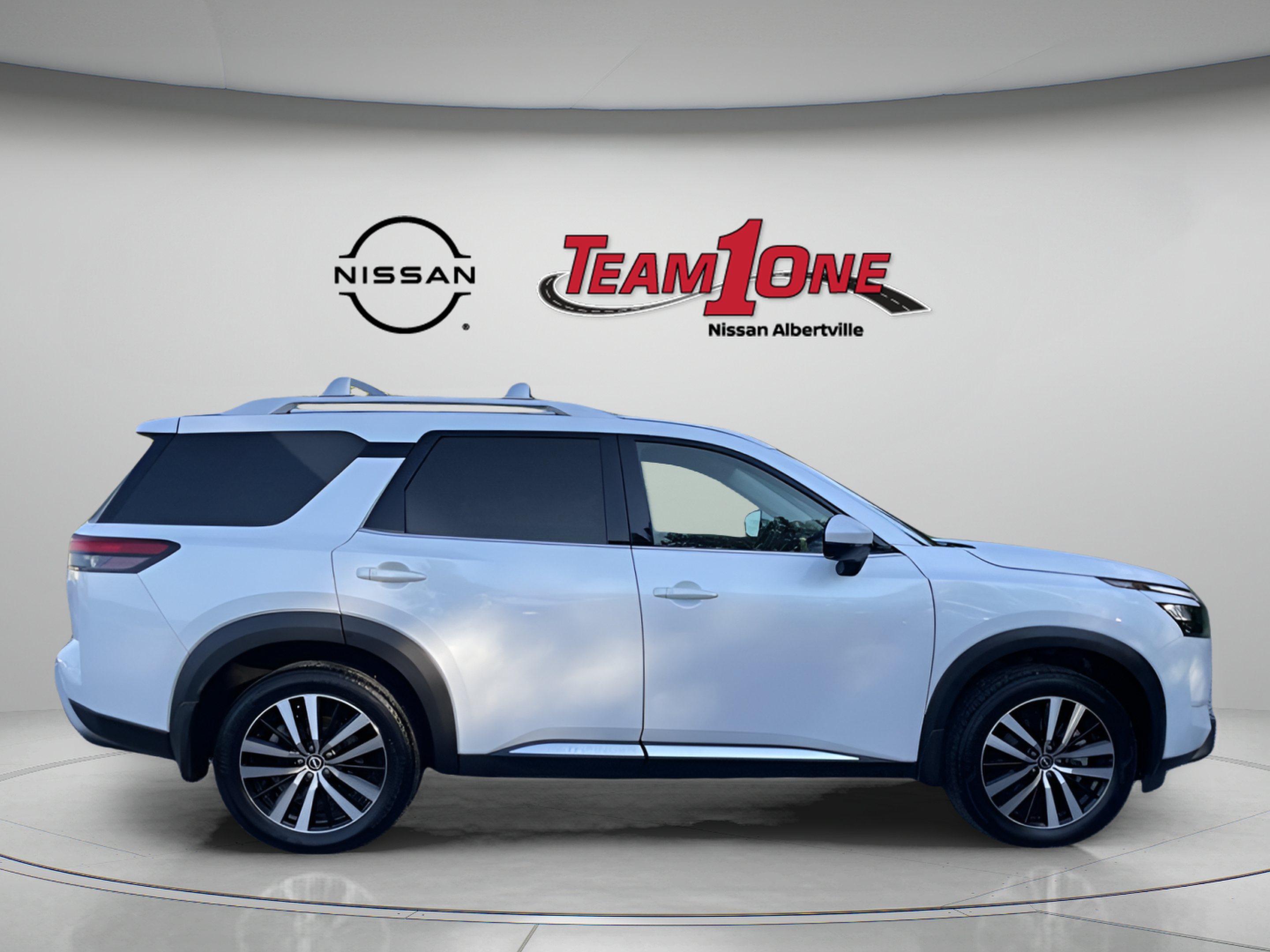 Used 2025 Nissan Pathfinder Platinum w/ Cargo Package FWD image 9