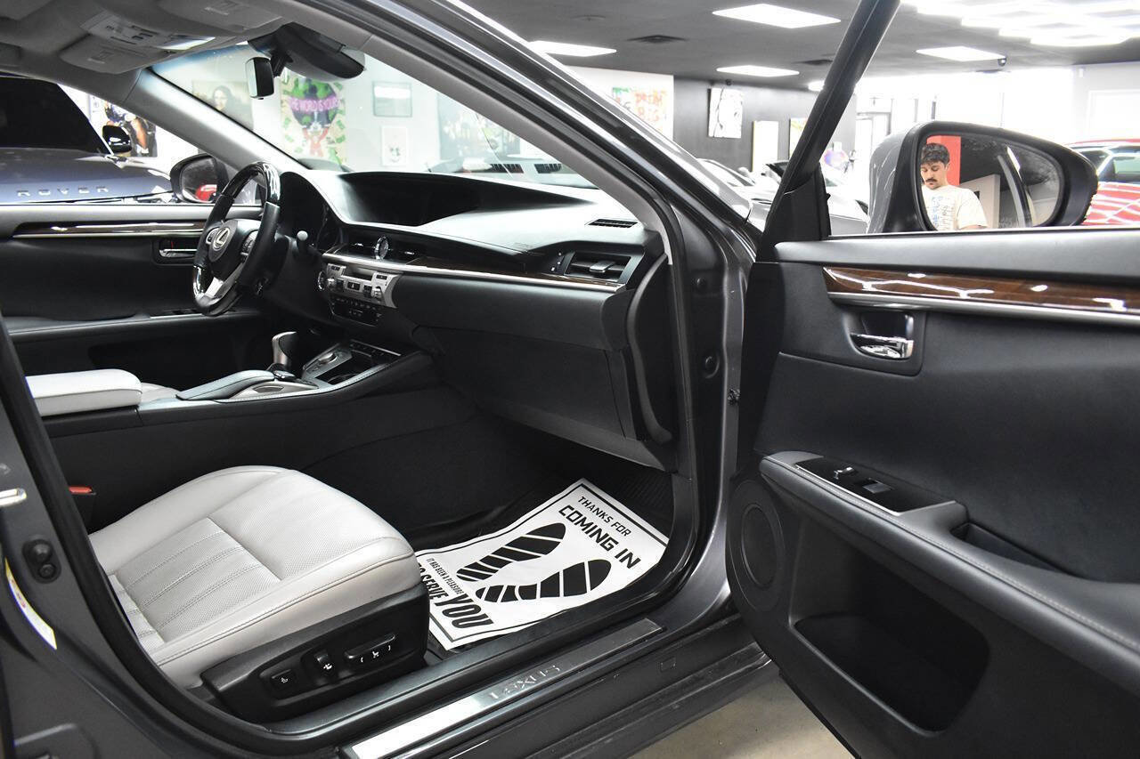 Used 2018 Lexus ES 350 w/ Luxury Package w/Wood Trim image 20