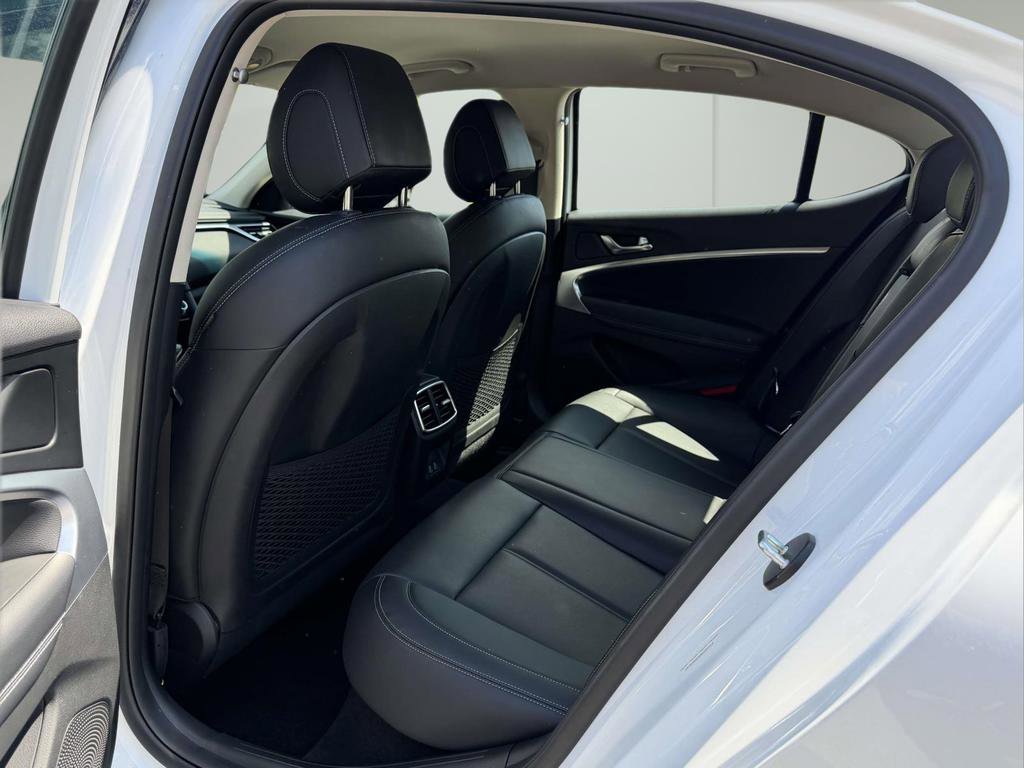 Used 2025 Genesis G70 2.5T image 14