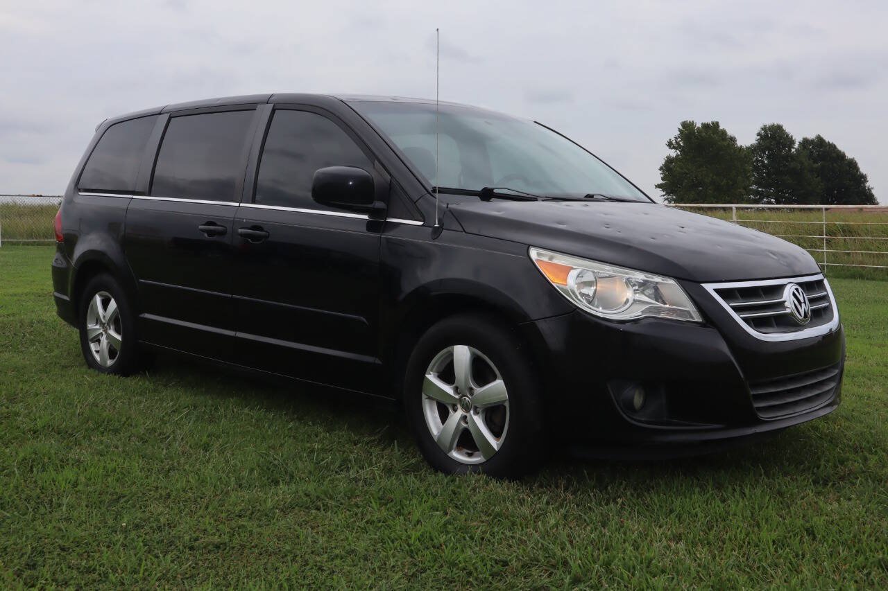 Used 2010 Volkswagen Routan SE FWD image 4