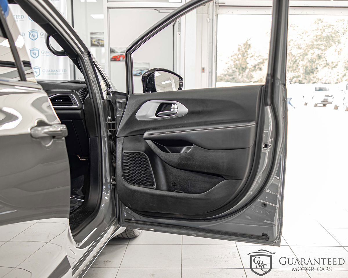 Used 2025 Chrysler Pacifica Limited FWD image 40