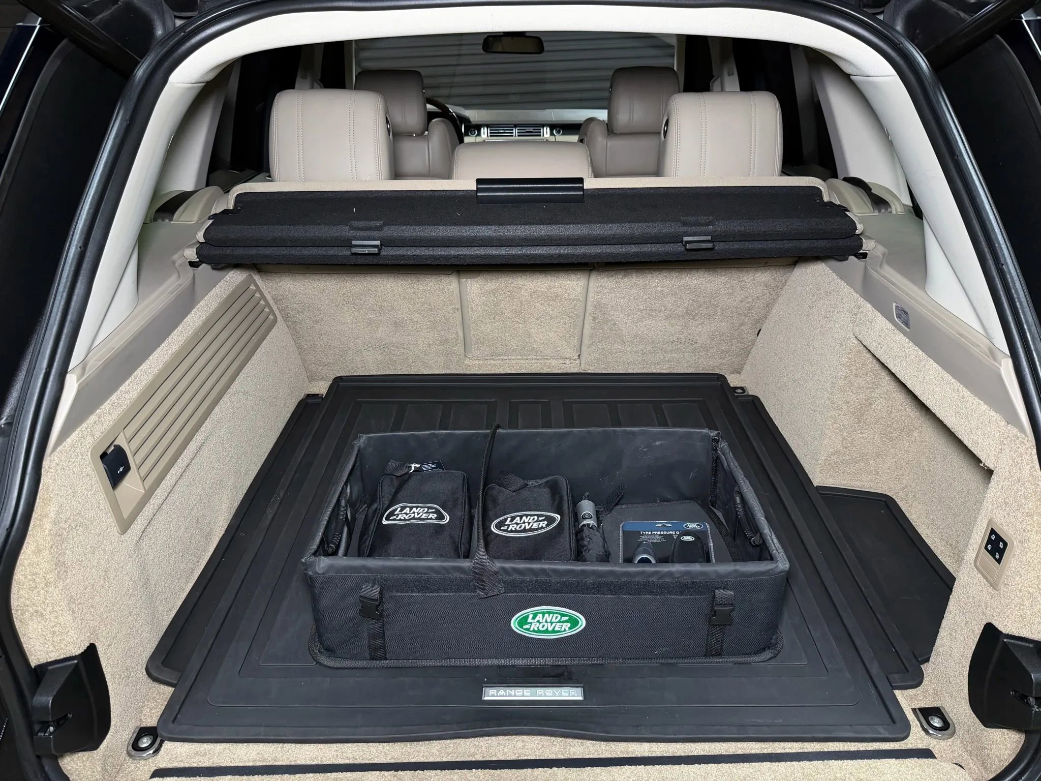 Used 2016 Land Rover Range Rover HSE image 14