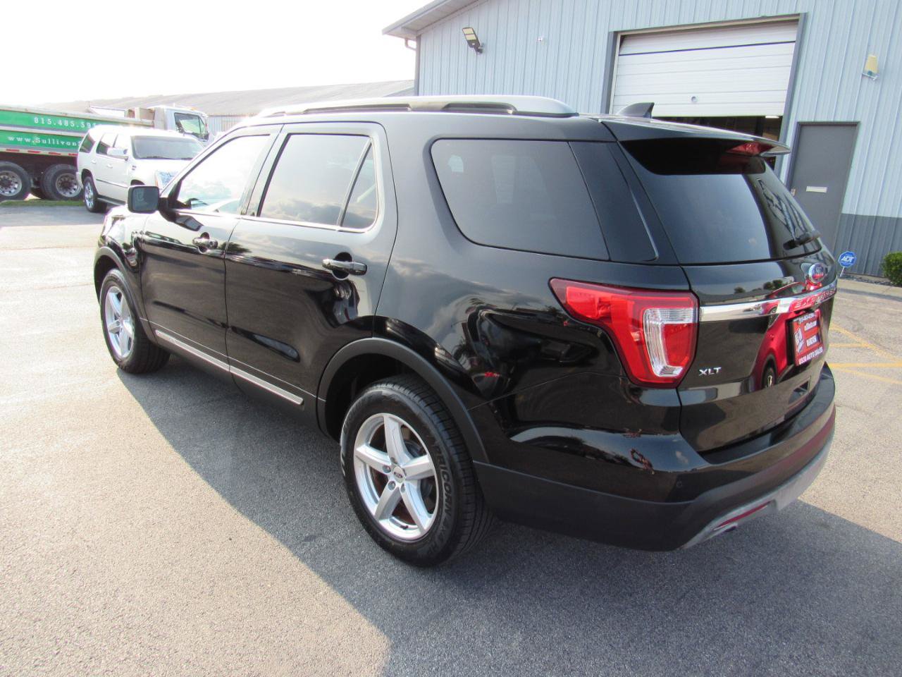 Used 2017 Ford Explorer XLT w/ Equipment Group 202A AWD/4WD image 4