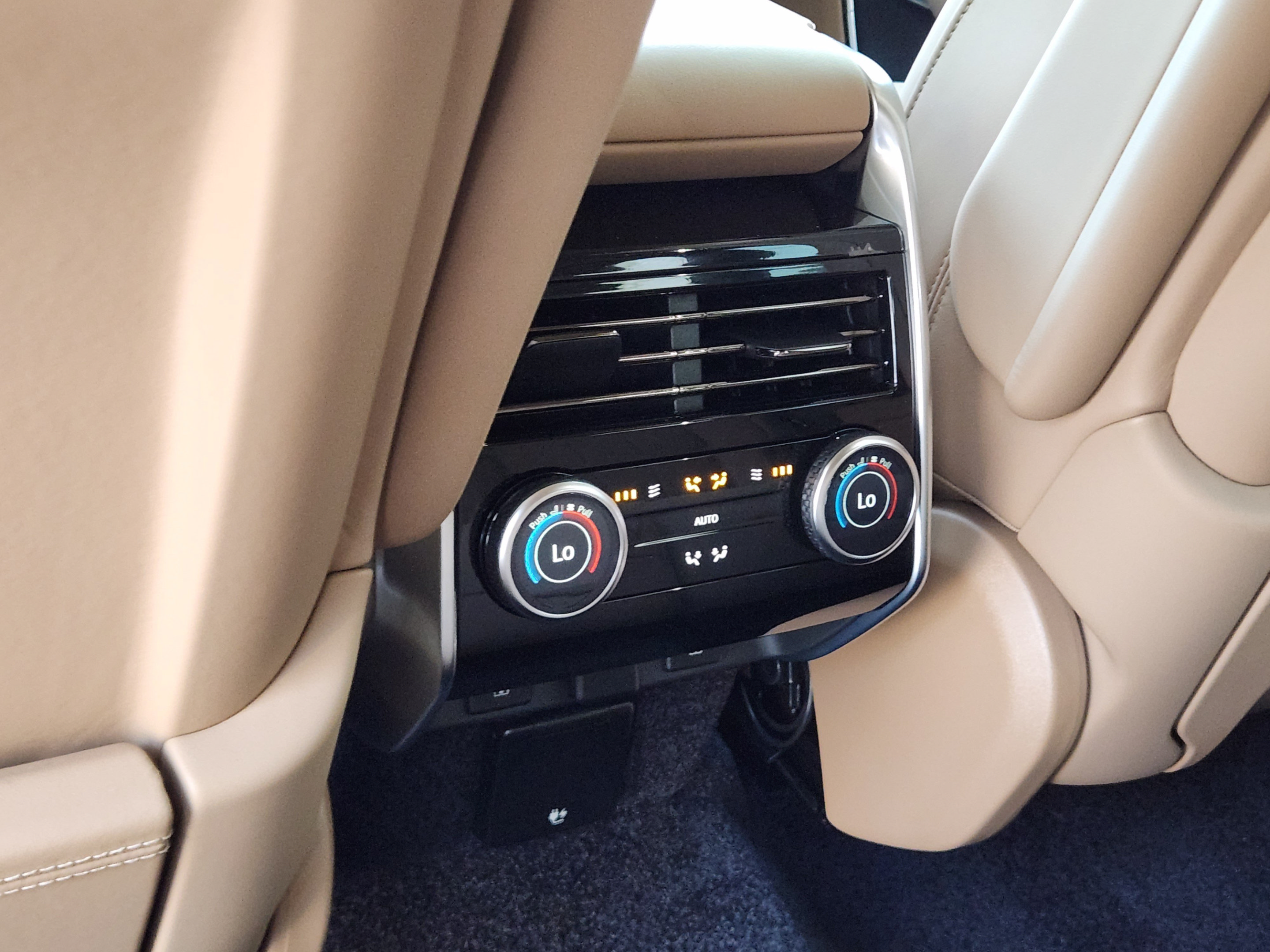 Certified 2026 Land Rover Range Rover SE AWD/4WD image 24