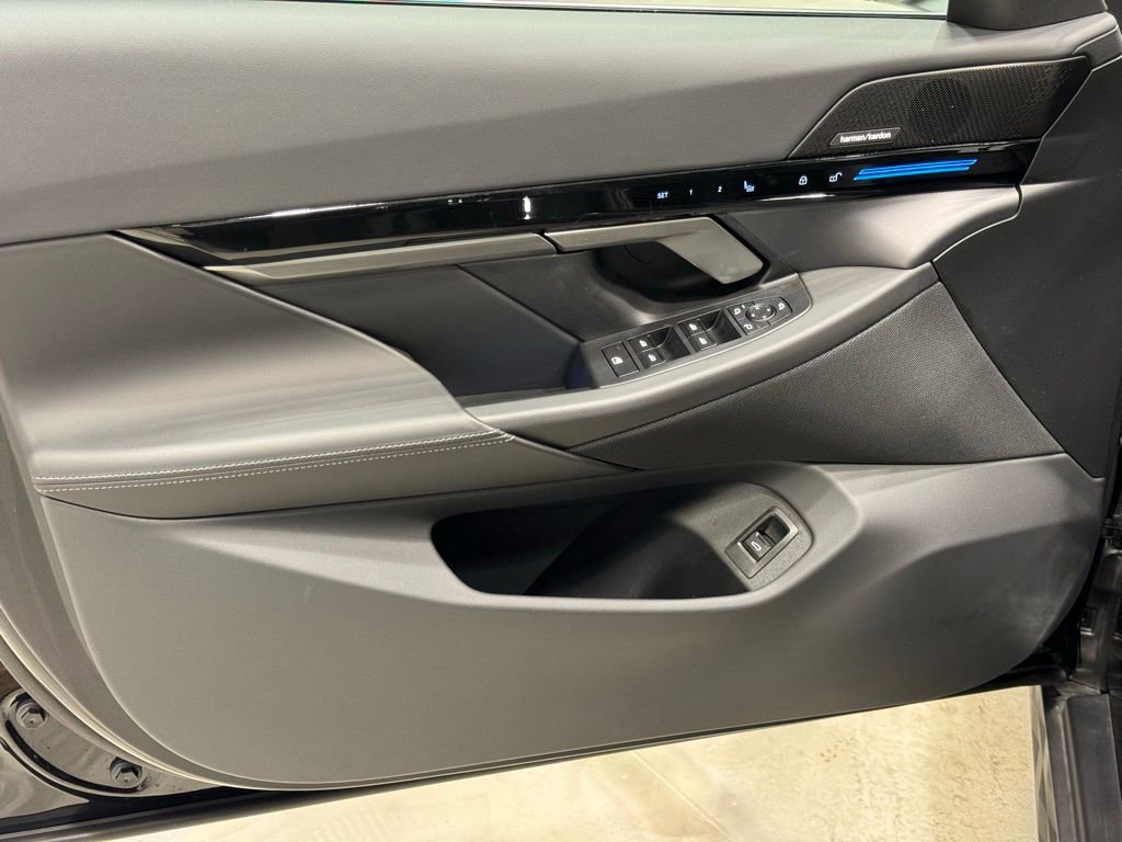 Certified 2025 BMW 530i xDrive w/ Premium Package image 18