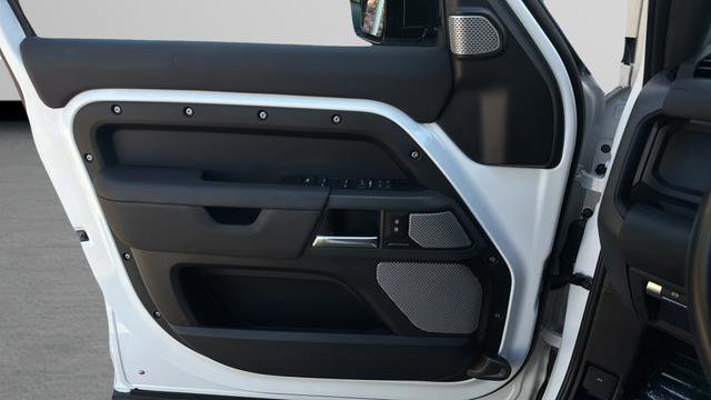 Used 2024 Land Rover Defender 130 X-Dynamic SE image 10