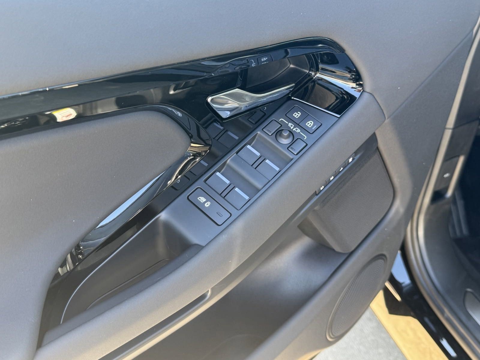 Used 2025 Land Rover Range Rover Evoque Dynamic SE image 10