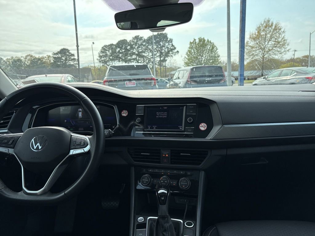 Used 2024 Volkswagen Jetta SE image 9