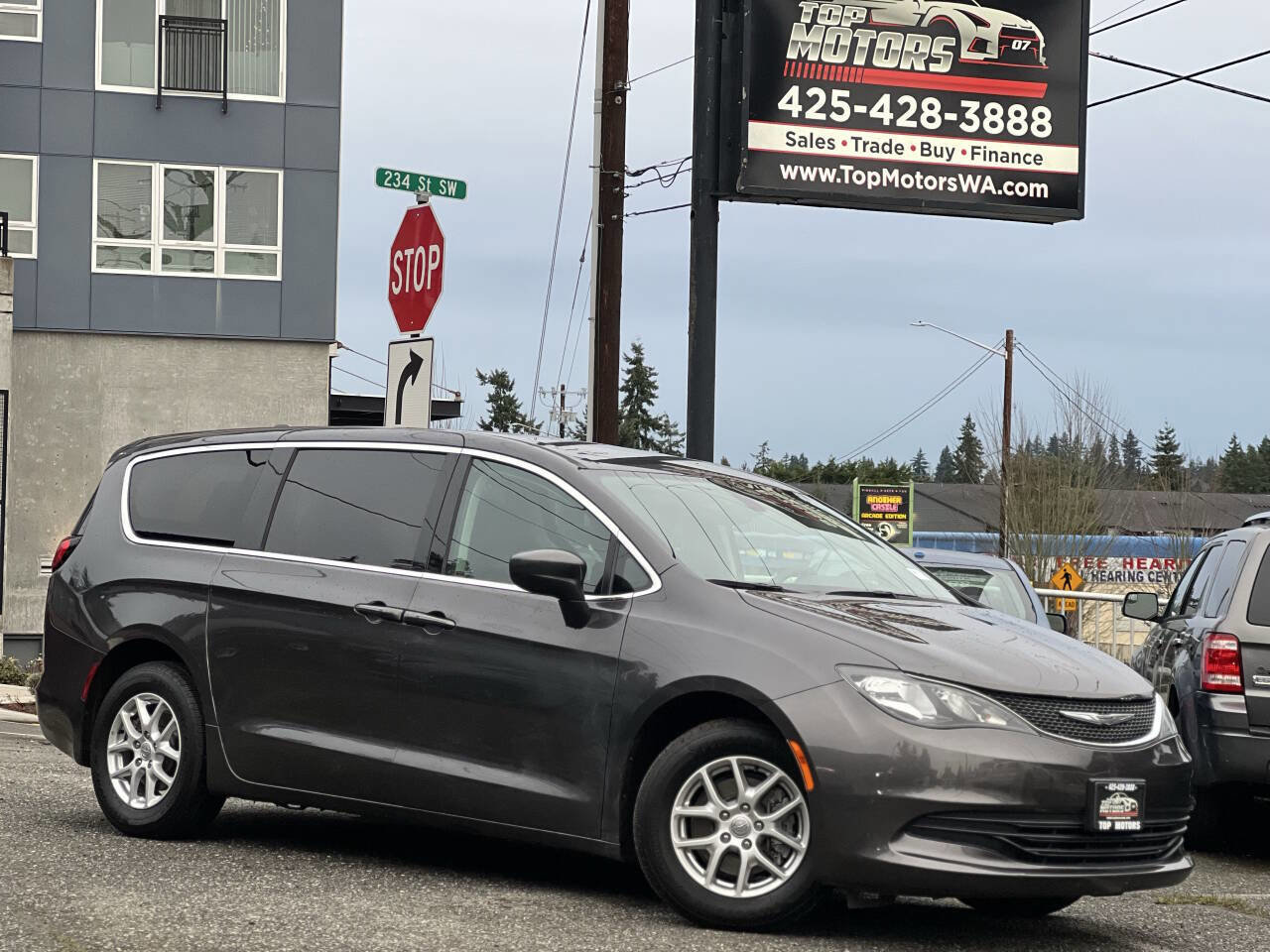 Used 2017 Chrysler Pacifica Touring image 2