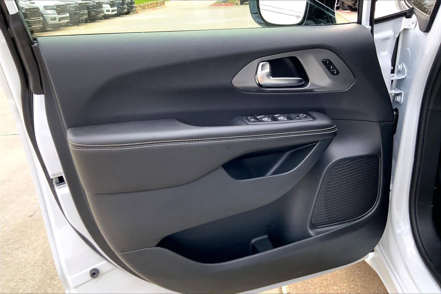 New 2026 Chrysler Pacifica Select w/ S Appearance Package image 10