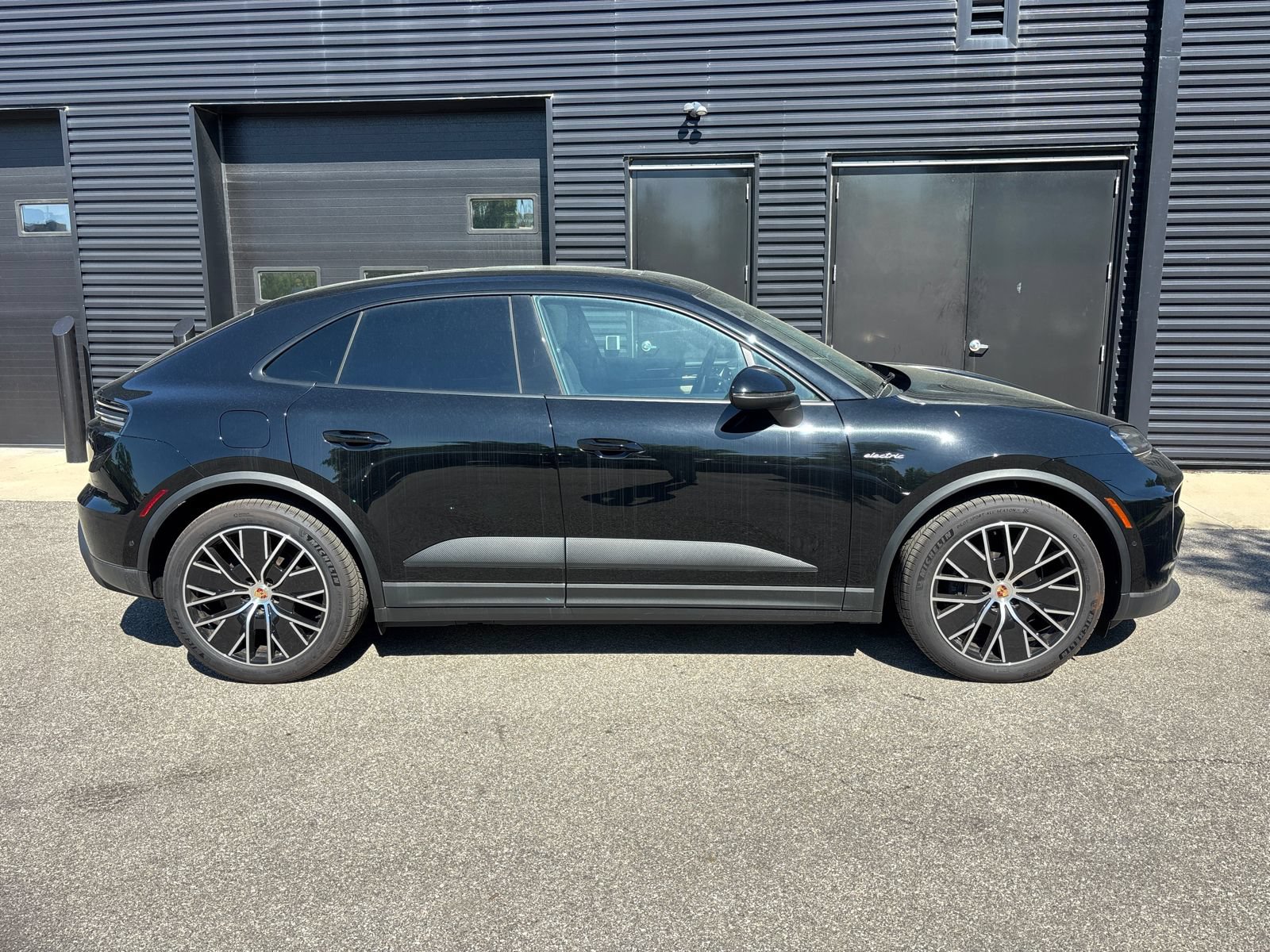 Used 2025 Porsche Macan Electric RWD image 9